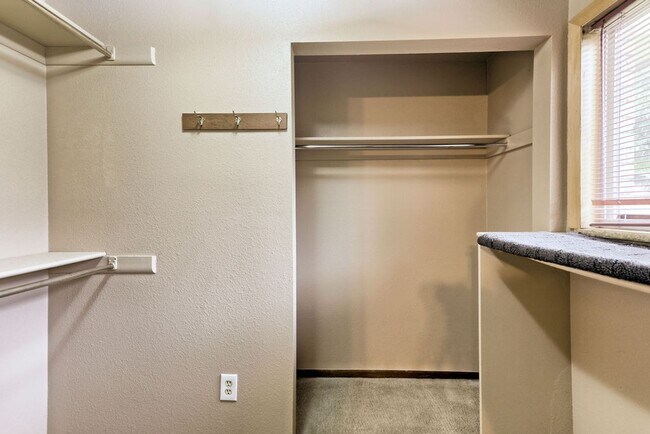 Building Photo - 2 Bedroom Ranch in Loveland with finished ...