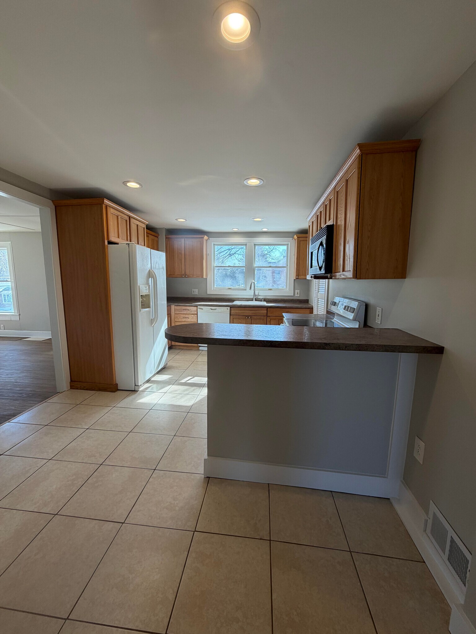 Kitchen with dish washer, fridge, microwave, oven - 209 Kingsley Rd