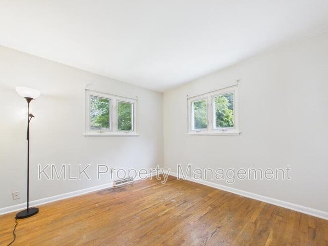 Building Photo - 1323 Hilton Dr