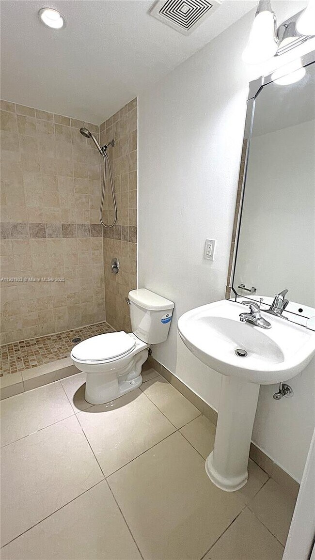 Building Photo - 909 SW 15th Ave