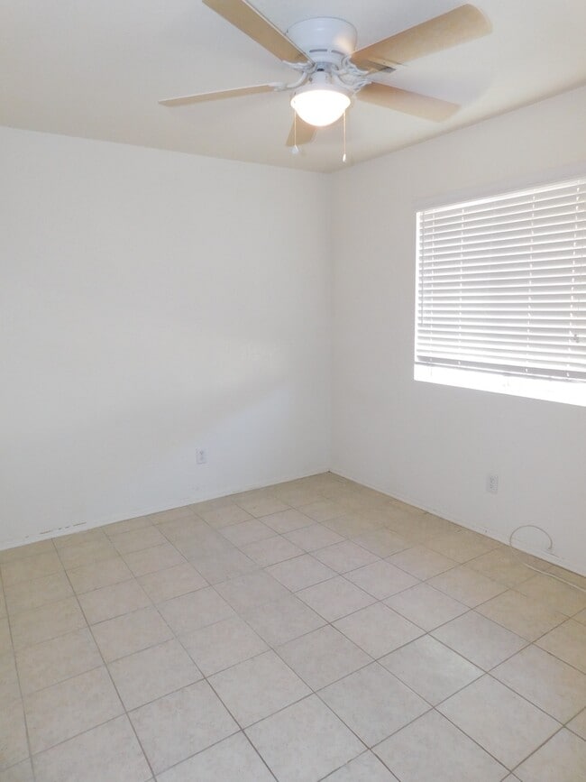 Building Photo - 3 BEDROOM HOME IN OCOTILLO!