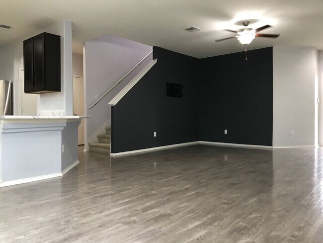 Building Photo - Great Location, Great Price