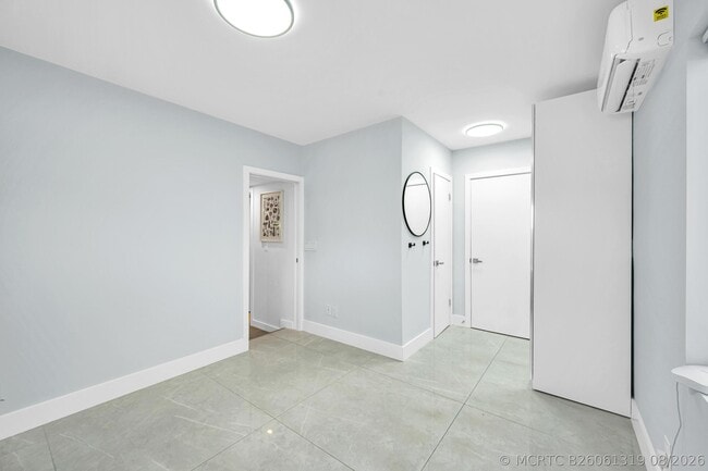 Building Photo - 828 NE 17th Way
