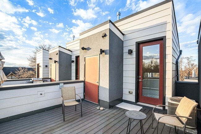 Building Photo - 1 Bed 1.5 Bath Townhome in West Highland Available!