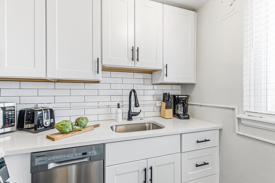 Building Photo - 1666 Detroit St