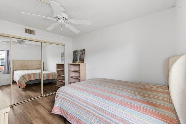 Building Photo - 5851 Parkwalk Dr