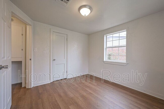 Building Photo - 3932 SE 22nd St