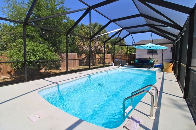 Building Photo - 3 Bed, 2 Bath Furnished Home With Screened...