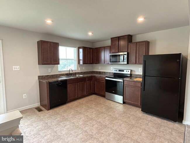 Building Photo - 57 Sebago Pl