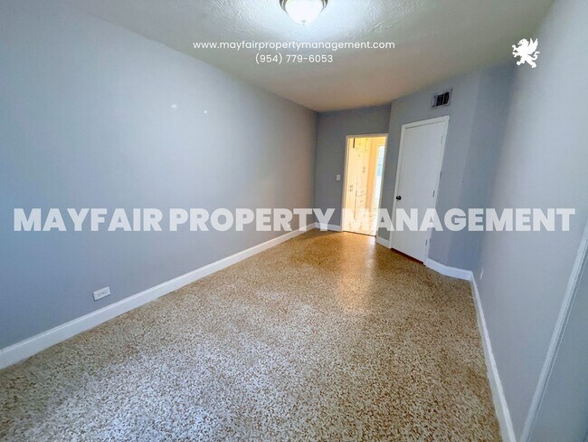 Building Photo - 1621 NE 5th Ct