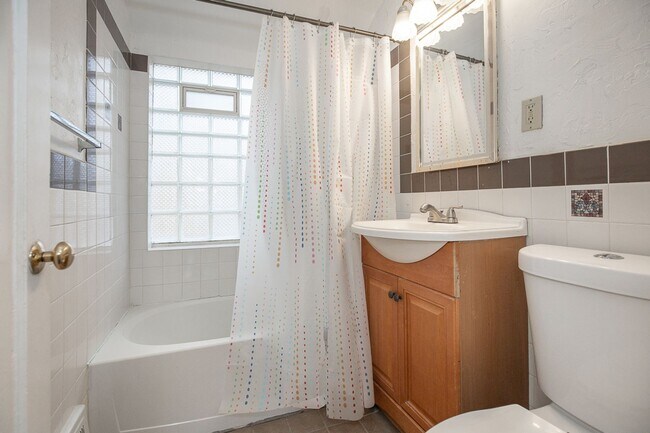 Building Photo - 2 BED 1 BATH BEAUTIFUL SINGLE FAMILY HOME