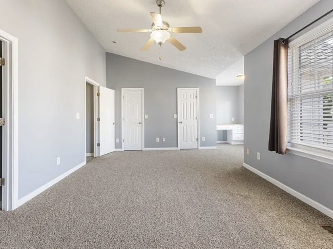 Building Photo - Renovated End-Unit Townhome with Spacious Primary Suite