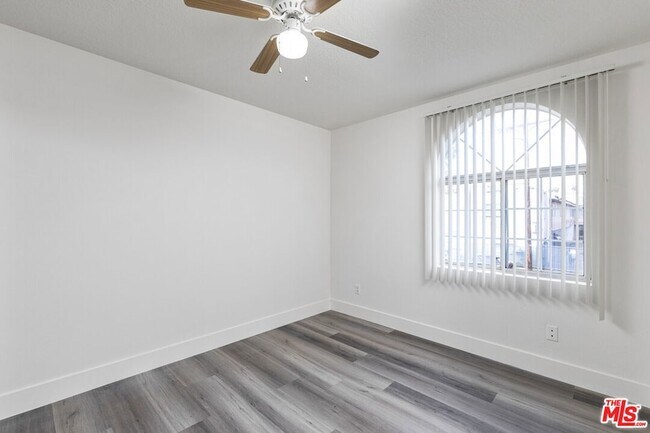 Building Photo - 6616 Sylmar Ave
