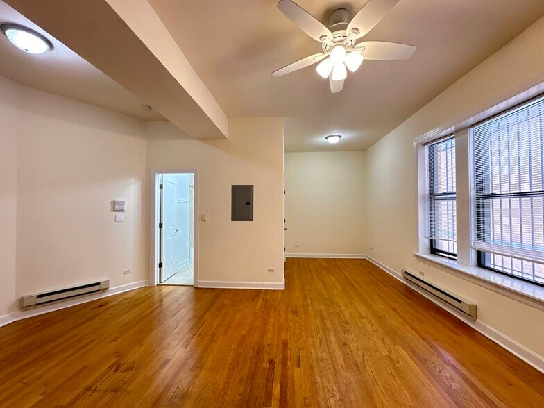 Building Photo - 4715 N Sheridan Rd