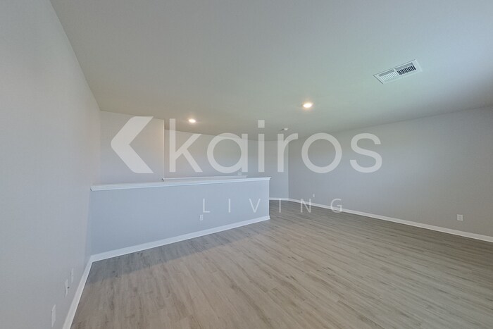 Building Photo - 721 St James Pl
