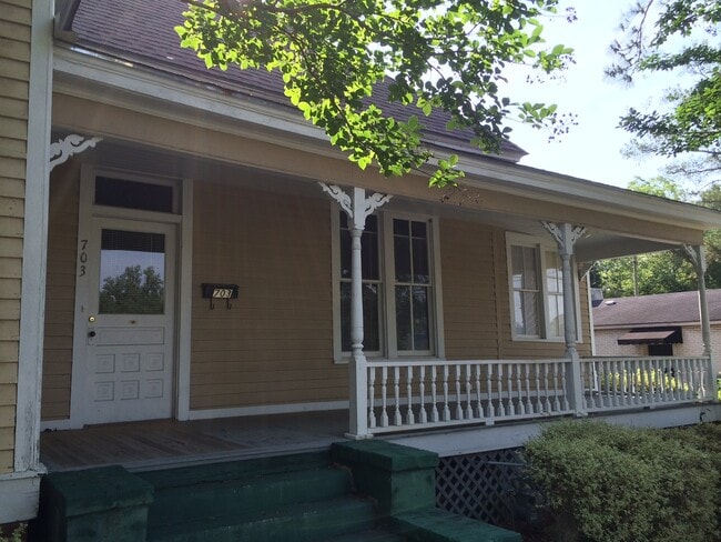 Building Photo - 3 bedroom, 2 bath Historic Home Near Downt...