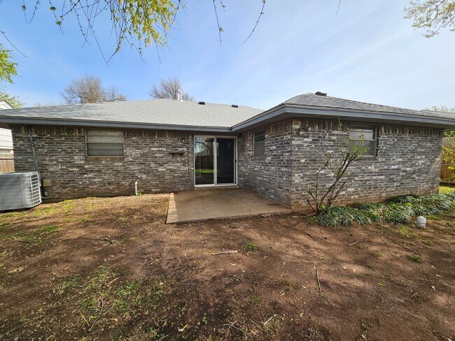 Building Photo - (3) Bed/(1.5) Bath Avail NOW! Pet Negotiable!