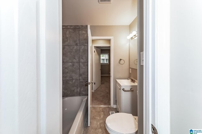 Building Photo - 1717 Bobolink Ln NE