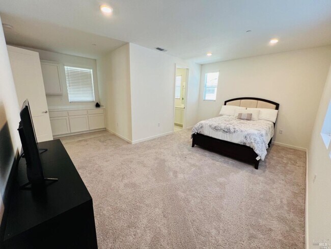 Building Photo - 2451 Lake Club Dr