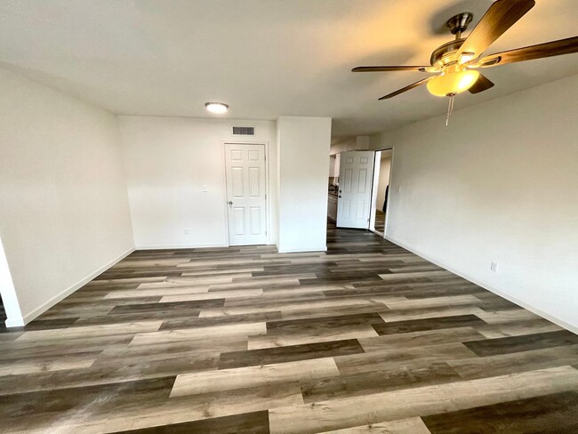 Building Photo - Beautifully Remodeled Large 3 Bedroom 2 Ba...