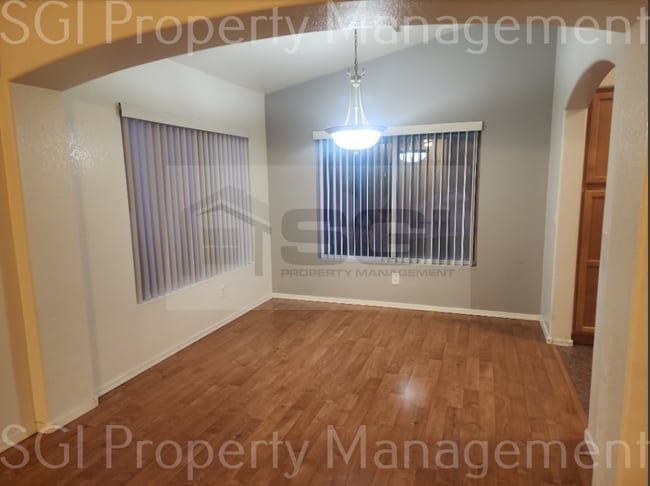 Building Photo - 2016 E Bluefield Ave