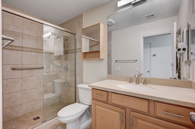 Building Photo - Beautiful 2 Bedroom Townhome in Guard-Gated Community – Prime Location!
