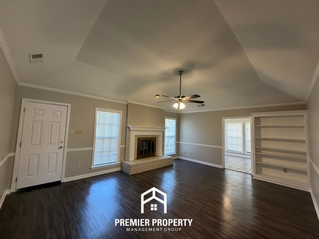 Building Photo - Newly Renovated 3BR Memphis Home with Vaulted Ceilings, Fireplace & Fenced Yard