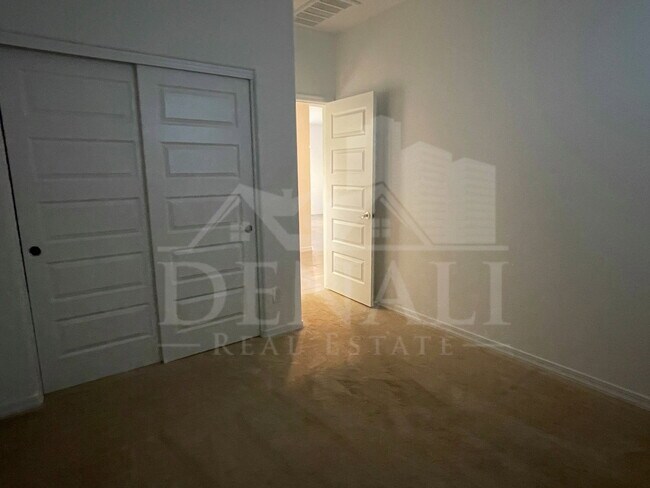 Building Photo - 7954 W Medlock Dr