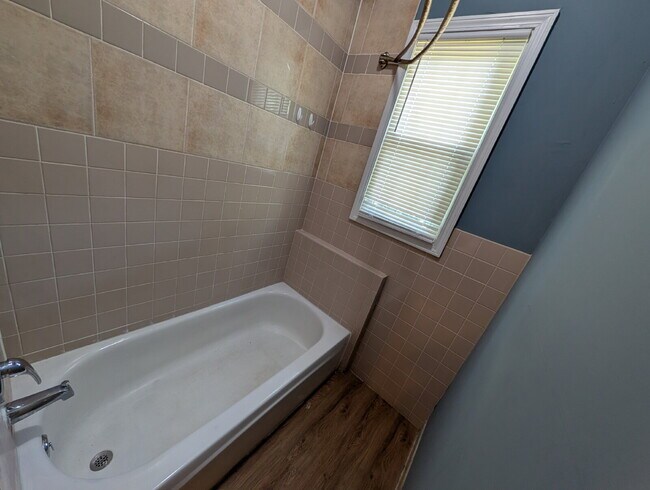 Building Photo - Spacious 1BR/1BA with Off-Street Parking – $1,000/Month