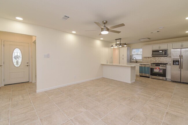 Building Photo - 5003 Denoron Dr