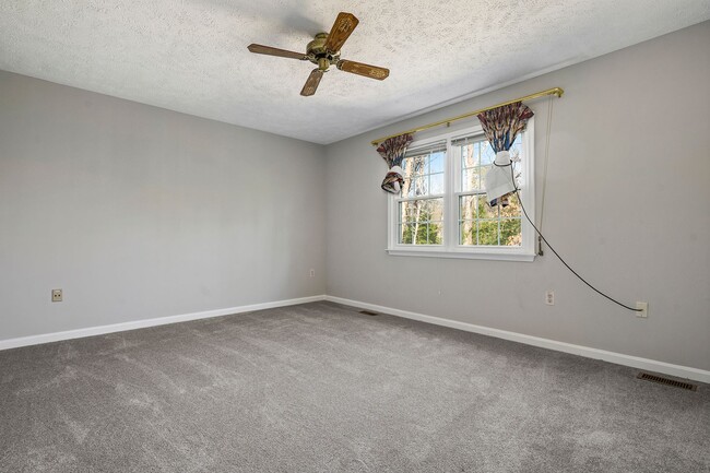 Building Photo - Spacious Home in Severna Park