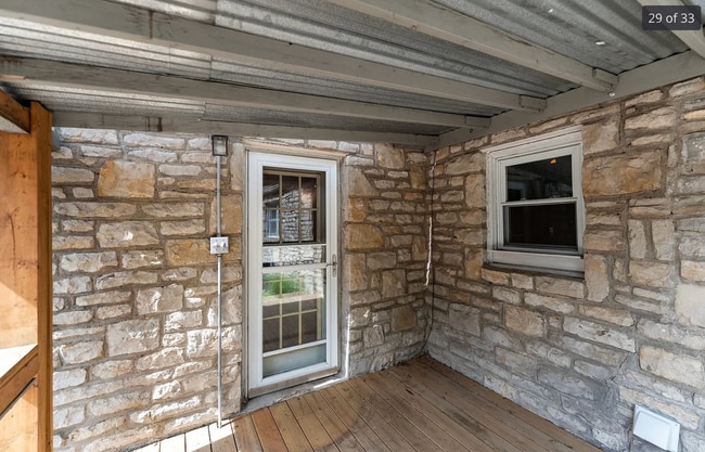 Building Photo - Stunning 4-bedroom, 2-bathroom Home