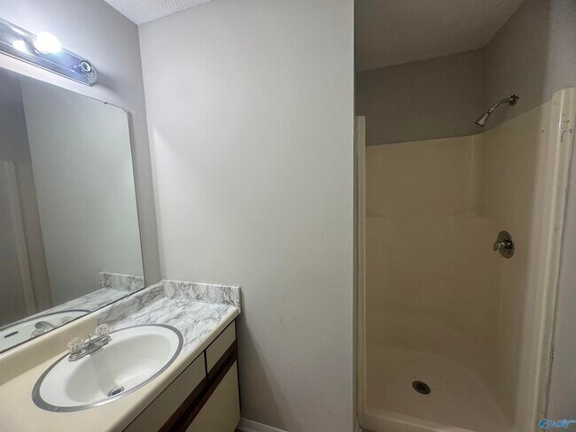 Building Photo - 2703 Lantern Walk SE