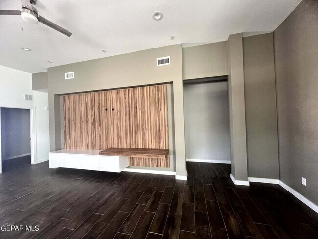 Building Photo - Open floor plan. 4 Bedrooms, 2.5 baths, 2 ...