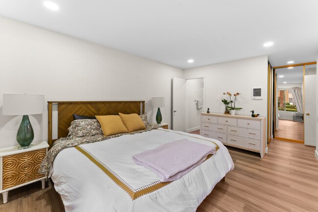 Building Photo - Beautiful 2BD/2BA Condo in Prime Pacific Beach Location! THIS UNIT IS UNFURNISHED