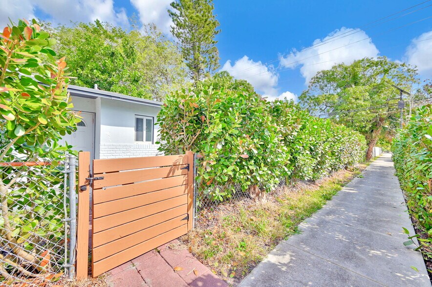 Building Photo - 1400 NW 2nd Ave