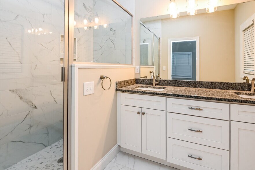 Building Photo - 2118 Ravendale St