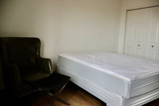 Building Photo - 7337 S South Shore Dr