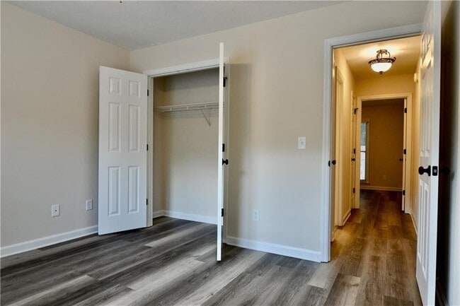 Building Photo - 911 Oakwood Dr