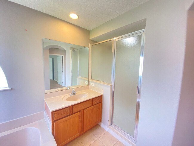 Building Photo - Spacious 4/3 Single Family Home!!