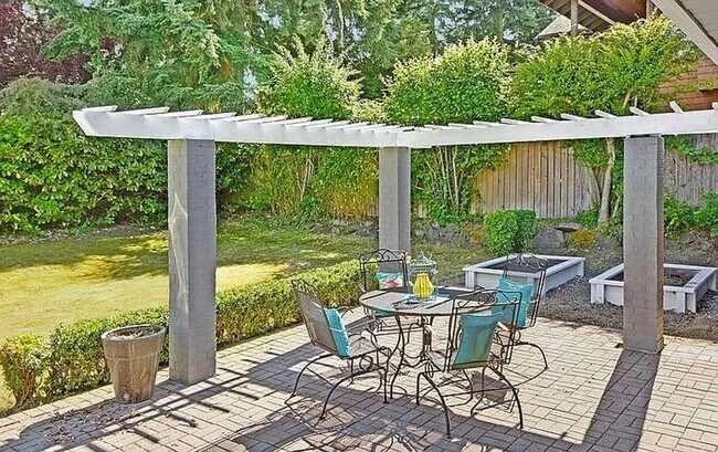 Building Photo - Beautiful, recently remodeled 4 bedroom, 3...