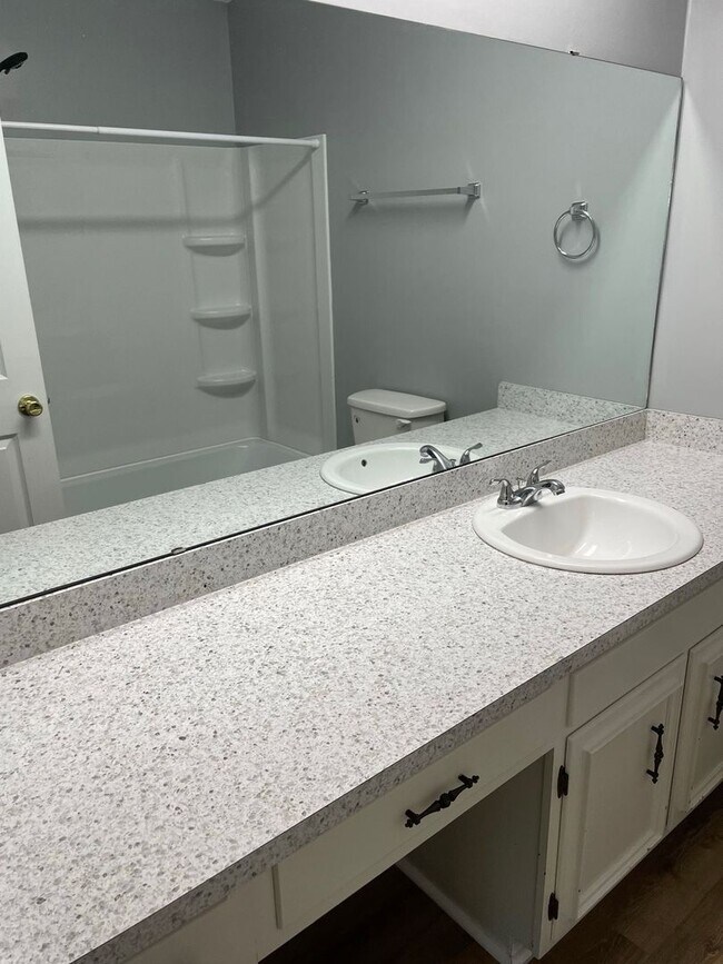 Building Photo - Three Bedroom, Large Lot, Pet Friendly,Hixson! ***Monthly rent $1900.00!***