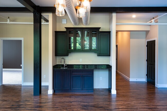 Building Photo - 433 W Railroad St