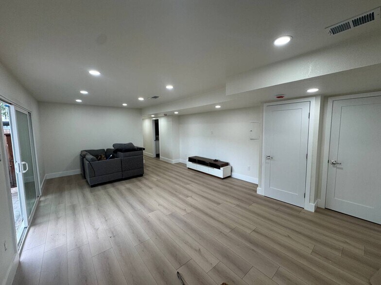 living room - 2714 Jones Rd