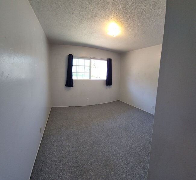 Building Photo - 4 bed 3 baths!  House ideally located close to campus, shopping, Bishop Peak