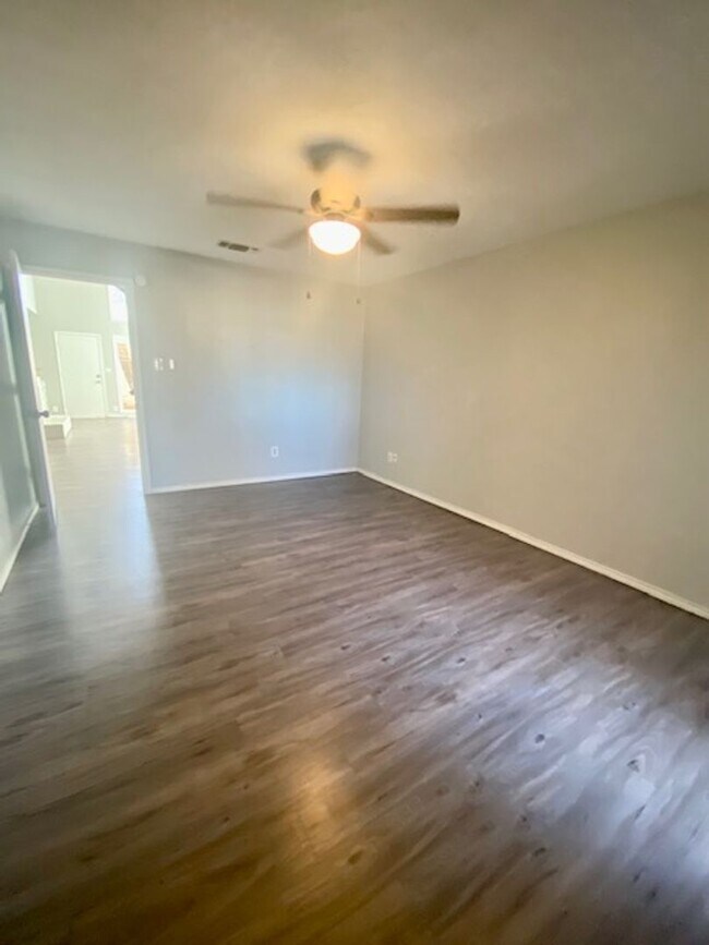 Building Photo - 2 Bedroom Townhouse near Tennis Center