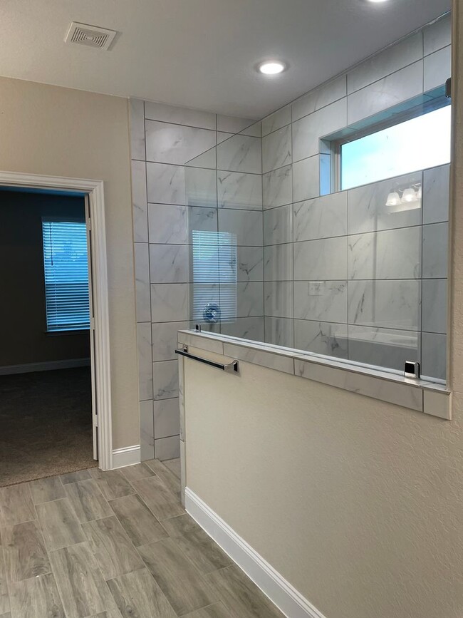 Building Photo - 4 Bedroom in Gruene Field / 1 Mile to Grue...