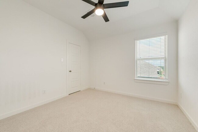 Building Photo - Beautiful 5 bedroom 3 full bath home in the heart of Heartland!