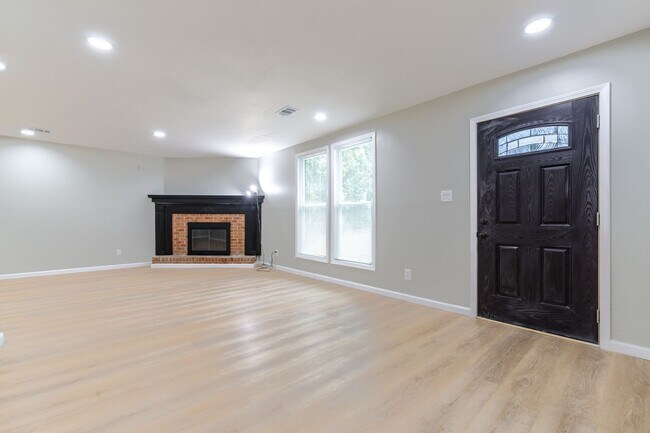 Building Photo - 1000 Rampart Pl