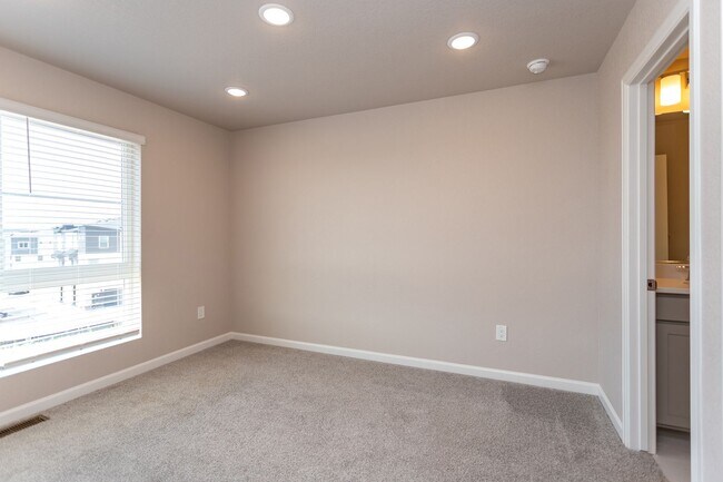Building Photo - 10551 Spectrolite Pt